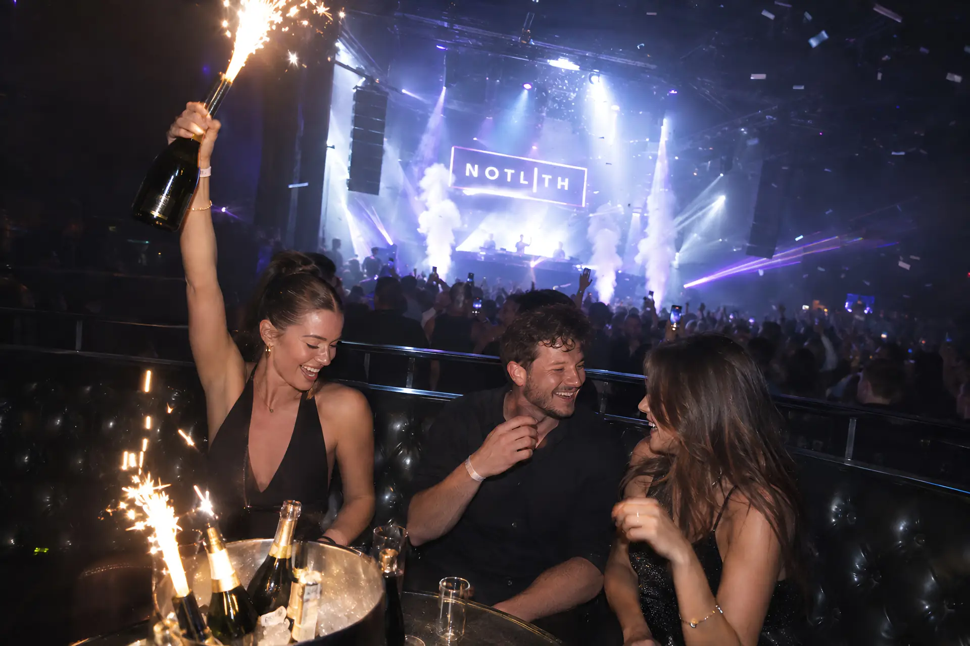 groupe de personnes faisant la fête avec des cierges scintillants