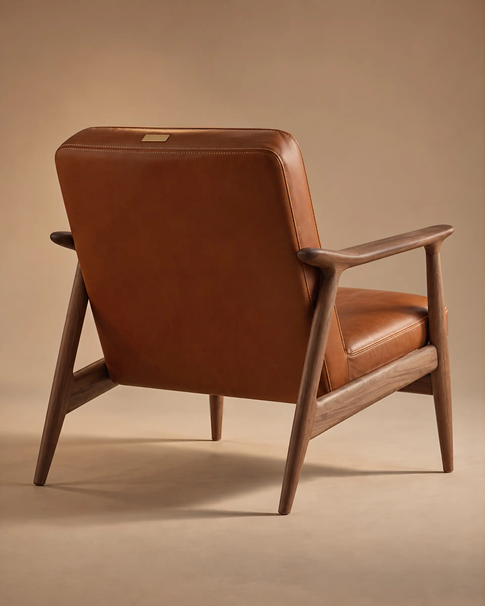 fauteuil en cuir vu de dos sur un fond beige