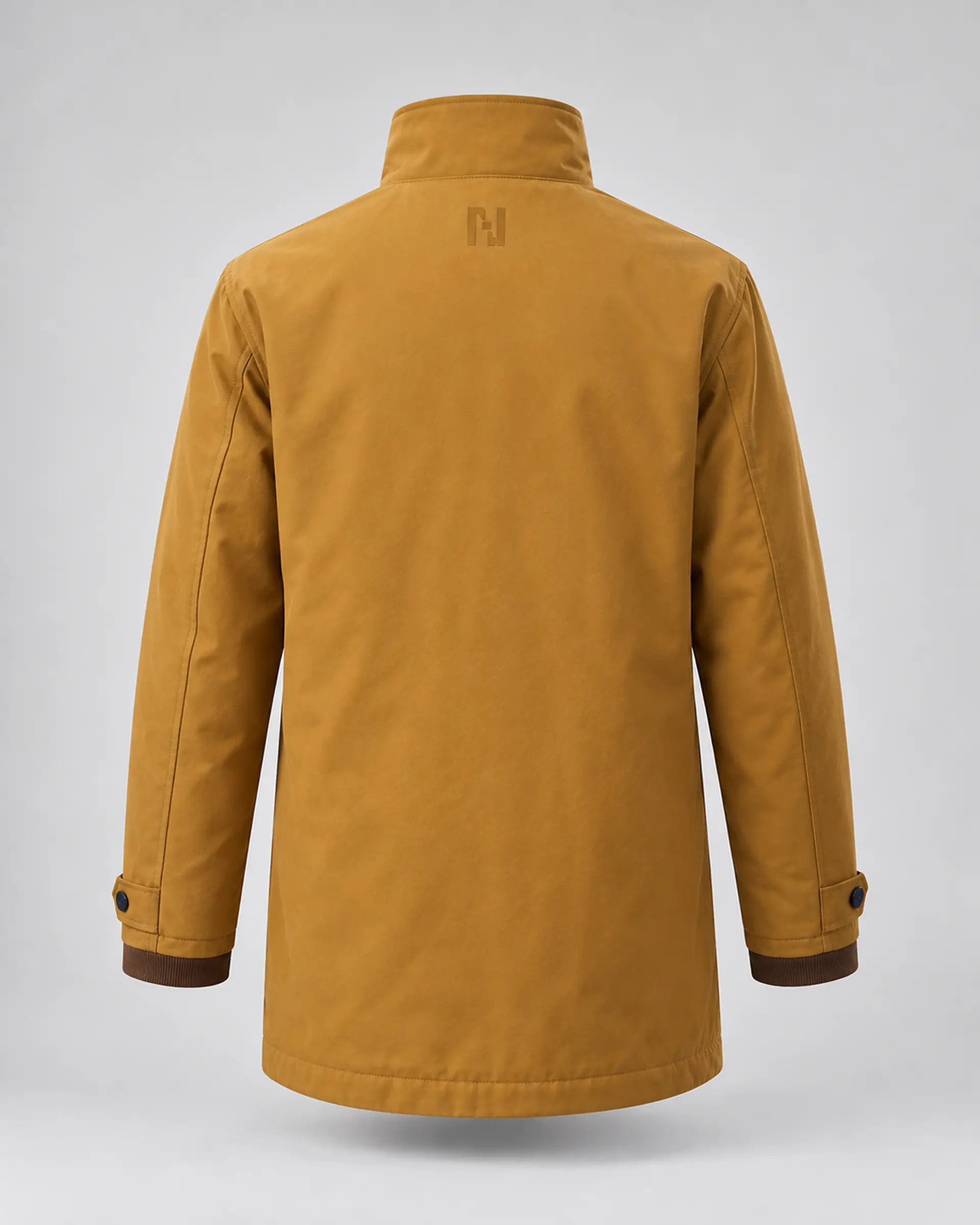 veste ocre vue de dos sur fond clair